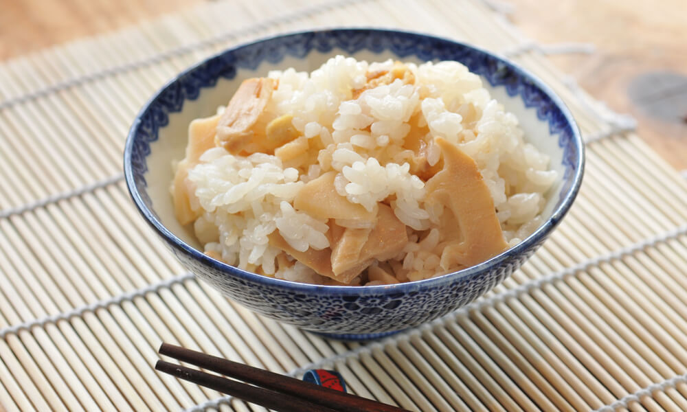 お茶碗に入った竹の子ご飯